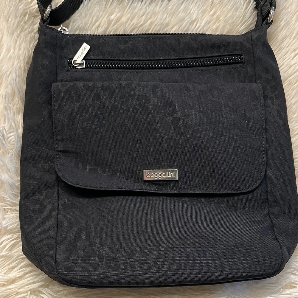 Baggallini Leopard Black Crossbody Bag - Picture 1 of 4